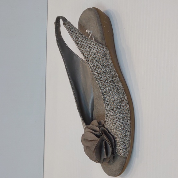 A2 Aerosoles Atmosphere Gray Gold Weave Open Toe Slingback Flower Detail Wedges - Picture 2 of 13